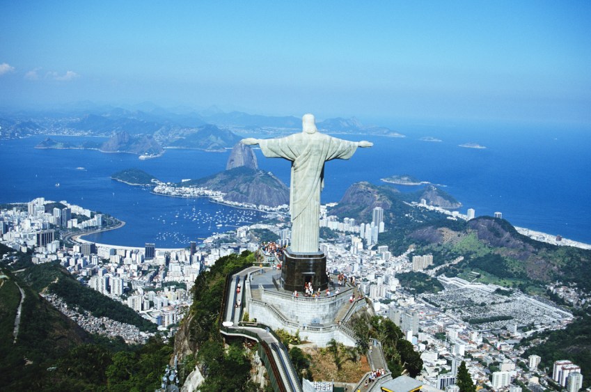 A subida ao Cristo Redentor é um dos passeios mais procurados do Rio de Janeiro; de trenzinho ou de van, a recompensa vem com a vista da Cidade Maravilhosa de cima / Getty Images