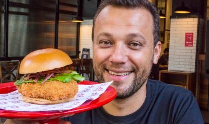 Thomas Troisgros lança delivery no Rio de Janeiro com o frango como protagonista
