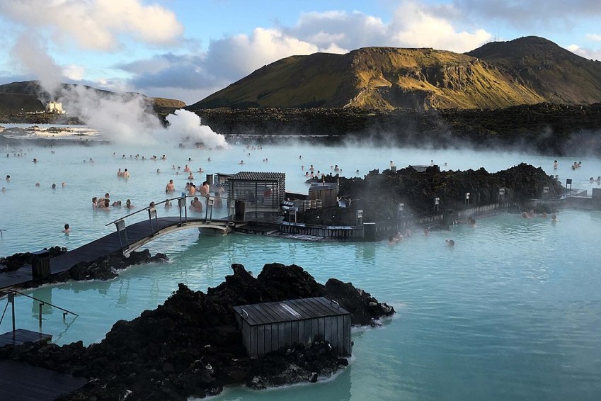 Blue Lagoon é famoso por suas águas termais na área da Península de Reykjanes / Wikimedia Commons