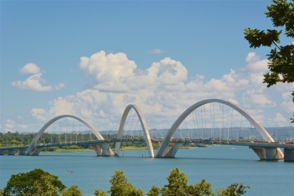 Ponte Juscelino Kubitschek, também conhecida como “Terceira Ponte”, liga o Lago Sul, Paranoá e São Sebastião à parte central de Brasília.