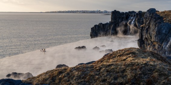 Lago do Sky Lagoon na Islandia