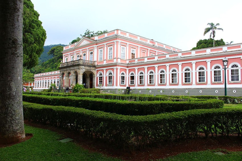 Museu Imperial de Petrópolis relembra a monarquia brasileira e é um dos cartões-postais da cidade fluminense / Wikimedia Commons
