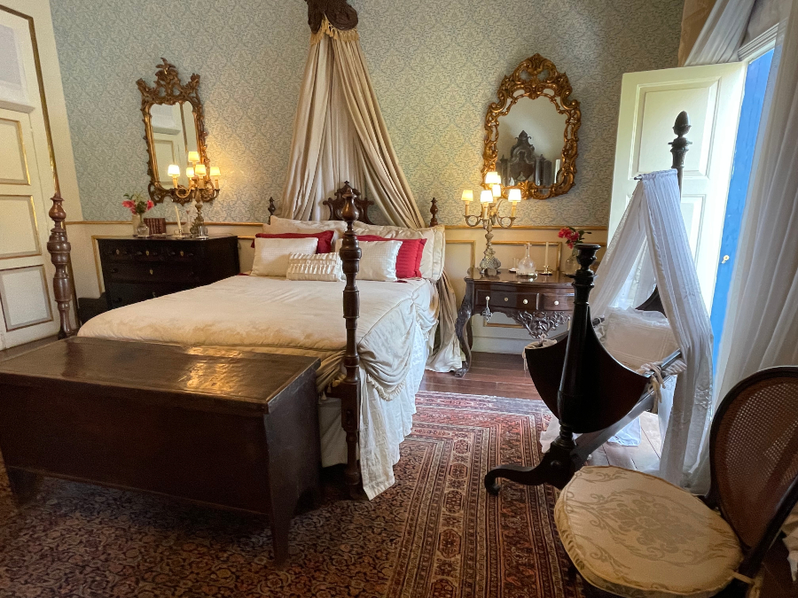 Uma das 31 suítes da Fazenda São Luiz da Boa Sorte, todas acolhedoras com decoração de época • Daniela Filomeno