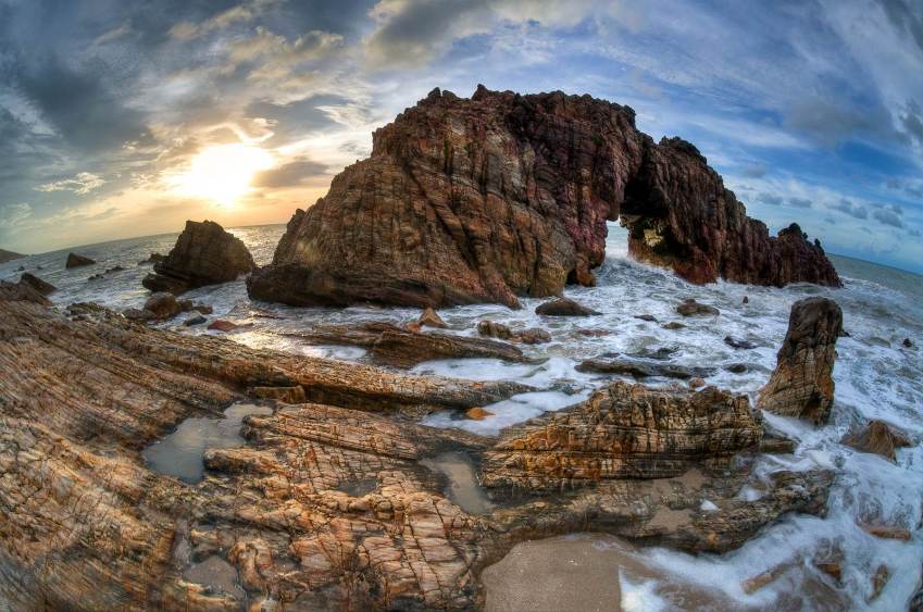 Pedra Furada fica dentro do Parque Nacional de Jericoacoara, um dos mais visitados no país • Nilton Sergio Ramos Quoirin, via Wikimedia Commons