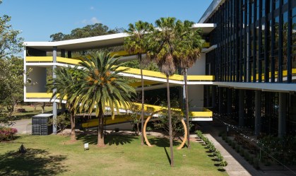 Faz escuro mas eu canto: 34ª Bienal de São Paulo estreia com mais de mil obras