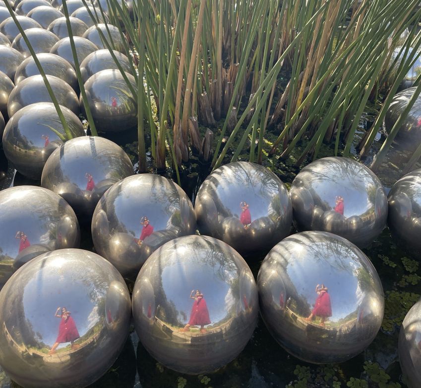 "Narcissus Garden Inhotim", de Yayoi Kusama; na imagem, reflexo de Daniela Filomeno / CNN Viagem & Gastronomia