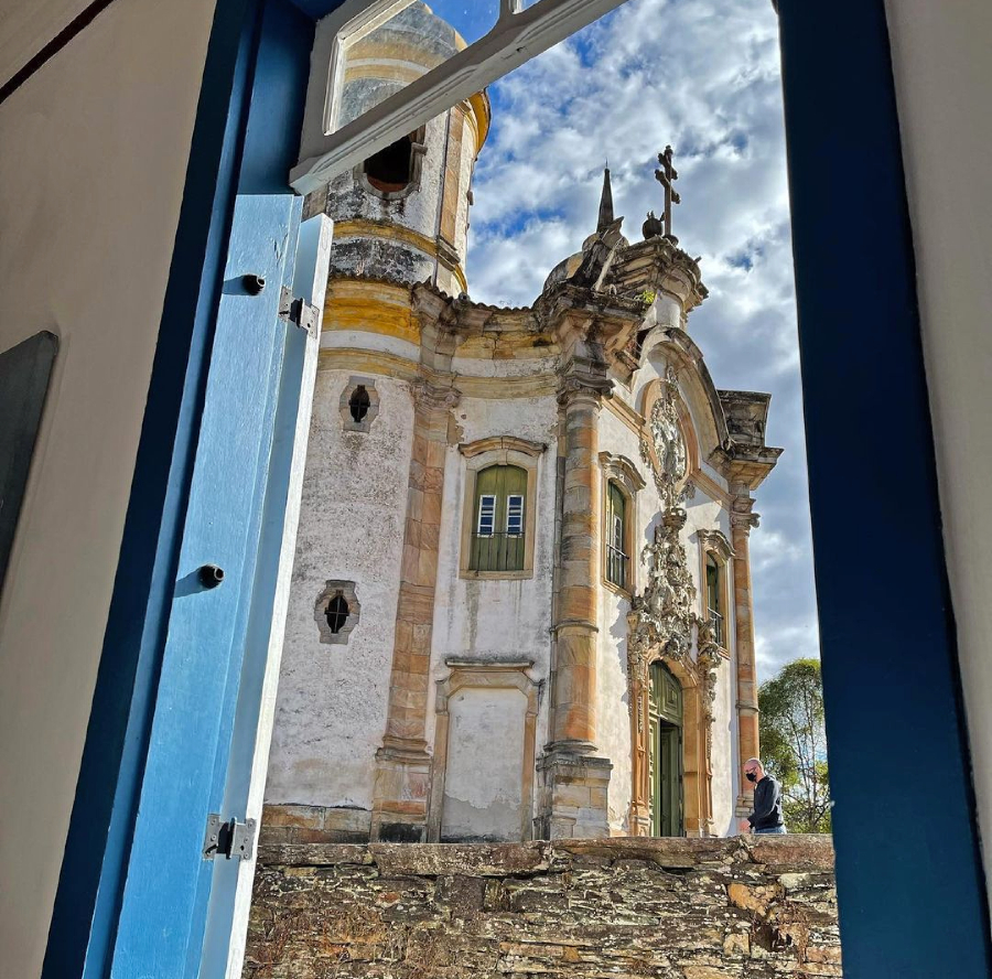 Vista para a Igreja São Francisco de Assis de dentro do restaurante Bené da Flauta • Daniela Filomeno