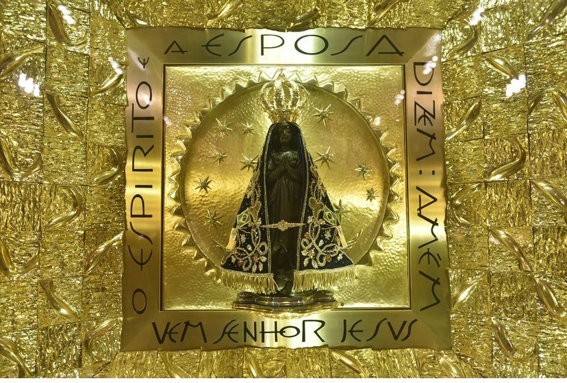 Imagem de Nossa Senhora Aparecida pode ser apreciada dentro do Santuário Nacional; ela foi restaurada após sofrer um atentado e hoje é protegida por um vidro blindado • Foto: reprodução Instagram