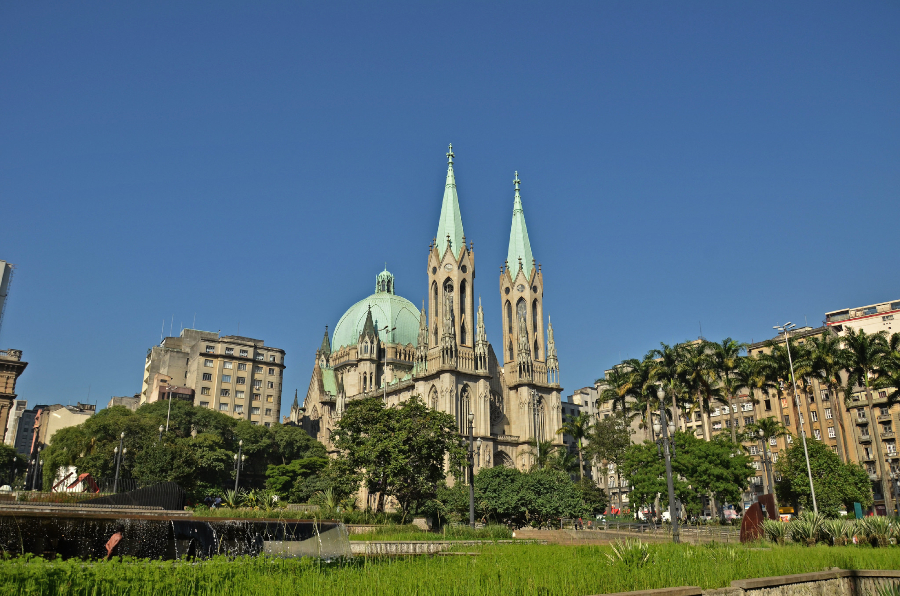 Praça e Catedral da Sé, no marco zero da cidade • Rodrigo Soldon