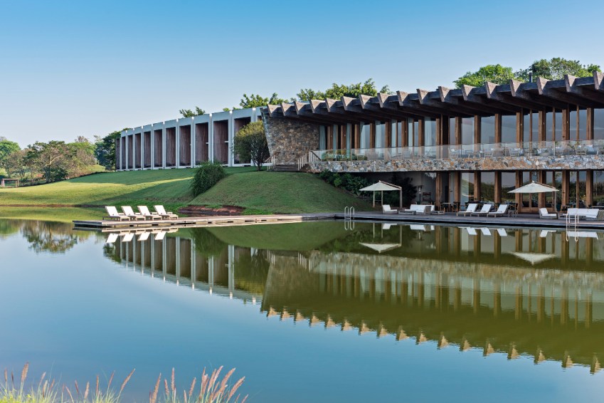 Fasano Boa Vista fica em Porto Feliz e tem lago para a prática de natação • Divulgação