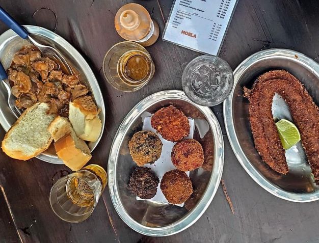 Moela serve bem feitos clássicos de bar, como bolinhos, croquetes, porções e batidas alcóolicas / Reprodução/Instagram
