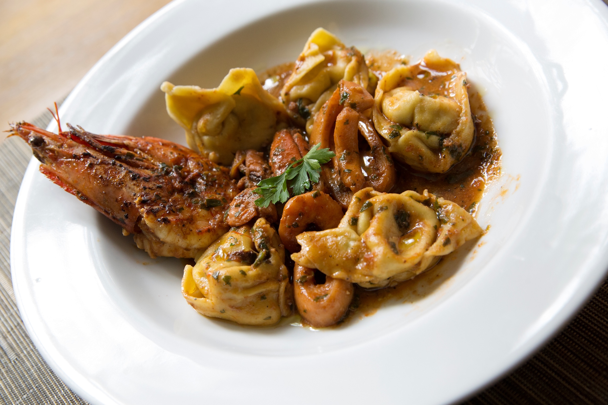 Pina---Agnolotti-com-recheio-de-pescados-e-caldo-de-frutos-do-mar-3-Johnny-Mazzilli