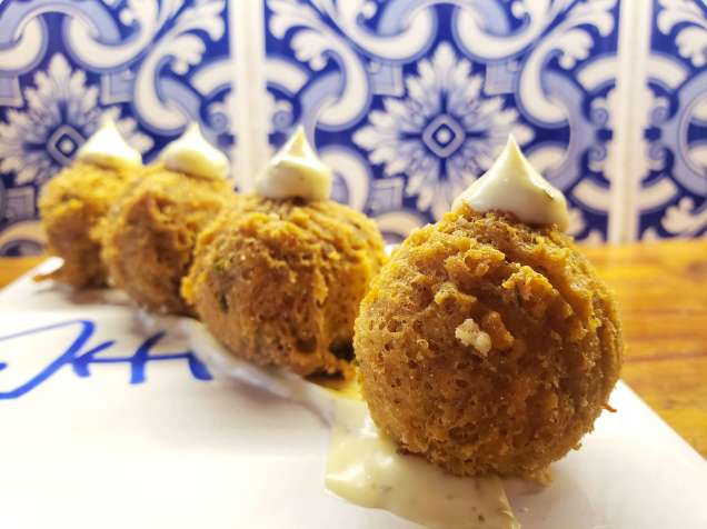 Bolinho de alheira é um dos itens de destaque do Sardinha Taberna, no Leblon / Fabio Wright