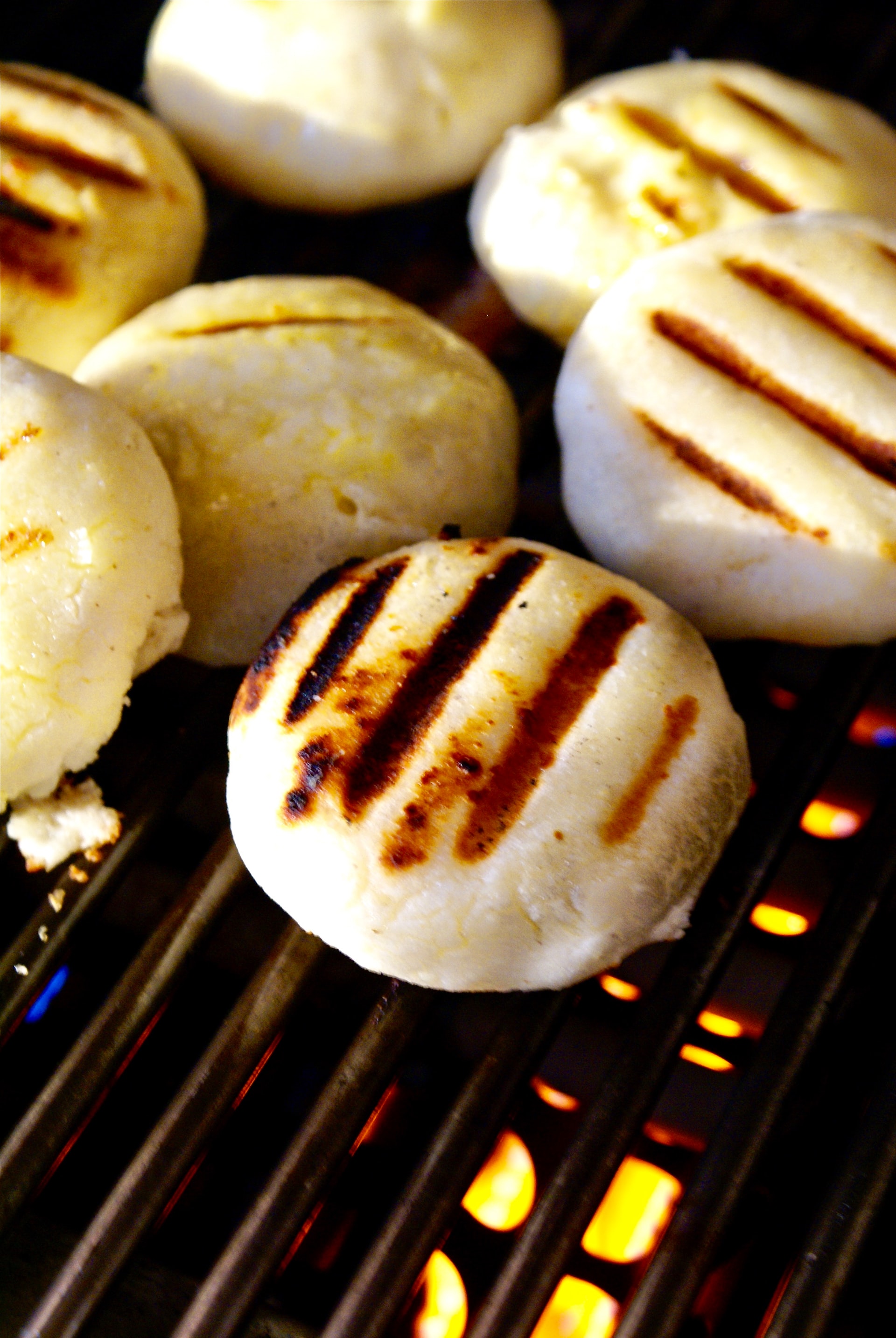 Colômbia ou Venezuela? Os dois países disputam o título de "quem faz a melhor arepa" / Unsplash