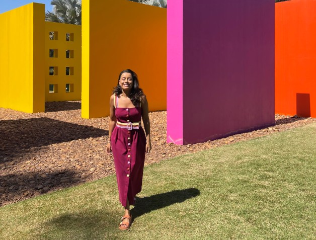 Daniela Filomeno aprecia obra ao ar livre proposta por Hélio Oiticica • CNN Viagem & Gastronomia