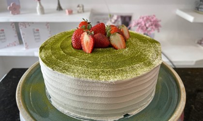 Aprenda a fazer o Matchá Shortcake, bolo leve e macio de chá verde