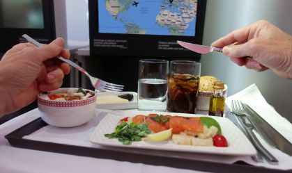 Com a pandemia, comida de avião é servida em terra firme - e faz sucesso