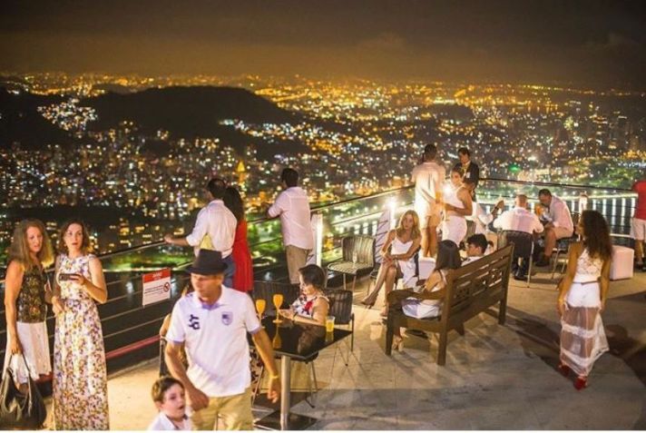 Réveillon do Morro acontece há mais de 25 anos no Rio de Janeiro e reserva vistas para pontos turísticos da cidade • Foto: reprodução Instagram