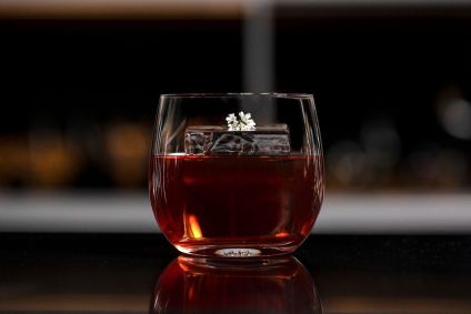ALTA CANTINA, leva Bulleit Bourbon, Cynar, amaro Lucano e Amaretto