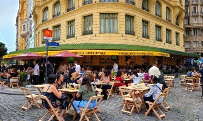 Sob nova direção, bar centenário no centro do Rio volta a agitar a Cinelândia