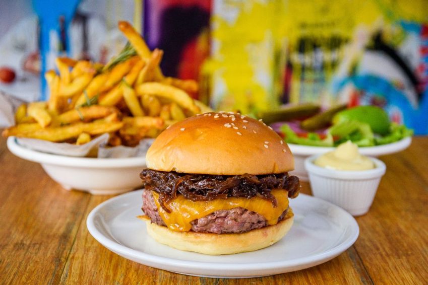Minetta, do Z Deli, leva queijo cheddar inglês e cebola caramelizada • Lucas Terribili