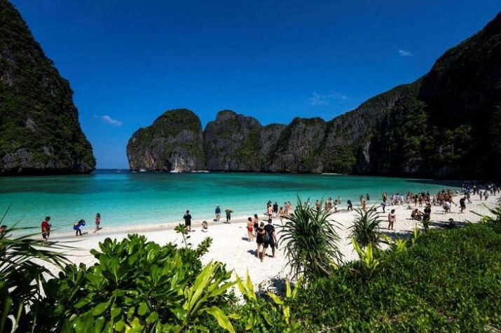 Praia Maya Bay, na Tailândia, reaberta para turistas após mais de três anos / ATHIT PERAWONGMETHA