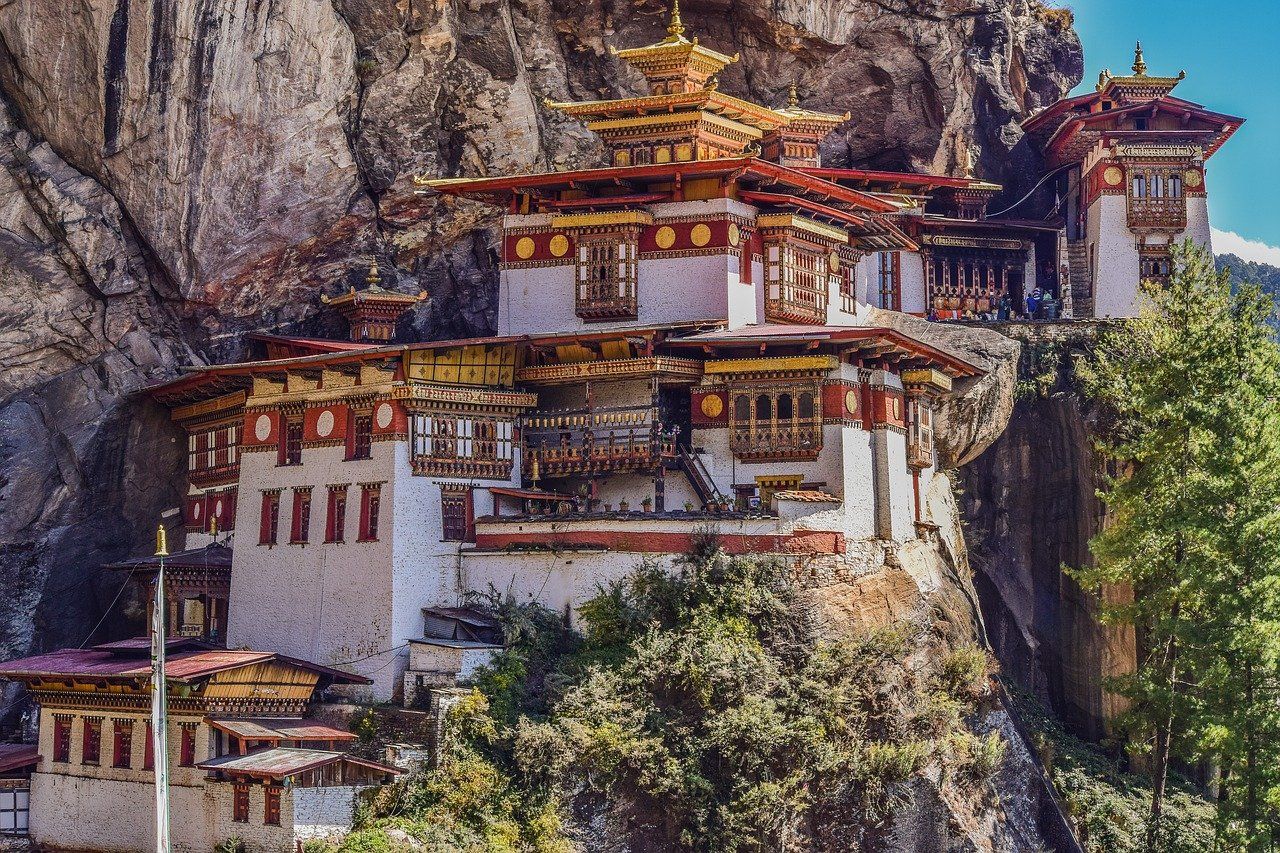 Mosteiro de Taktsang, o "Ninho do Tigre", construído em 1692 na boca de uma caverna a mais de 3 mil metros de altitude • Pixabay