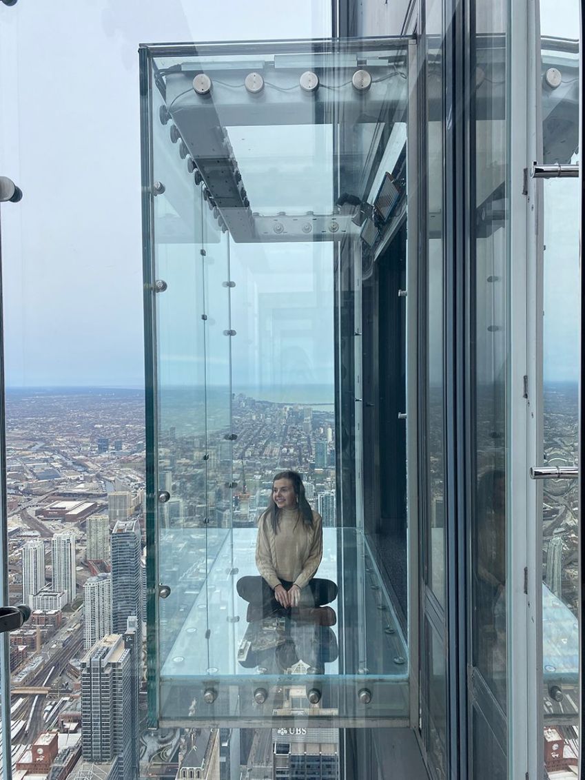 Skydeck de Chicago fica localizado no 103º andar da Willis Tower, o prédio mais alto da cidade • Tina Bini