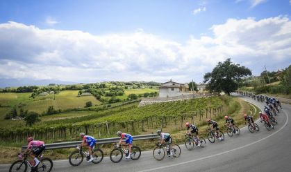 Giro d'Itália chega ao Brasil, atrai turistas e movimenta milhões em Campos do Jordão