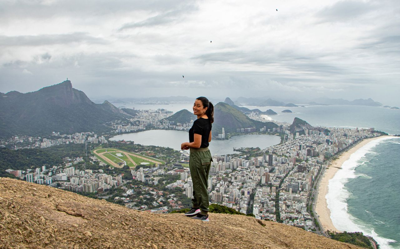Daniela Filomeno no pico do Morro Dois Irmãos