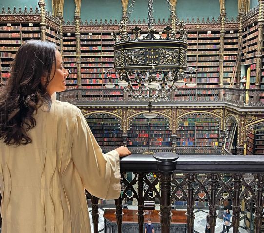 Daniela Filomeno no Real Gabinete Português de Leitura, um dos endereços nas rotas literárias da cidade • CNN Viagem & Gastronomia