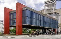 O MASP é muito apreciado por suas exposições, mas também por seu prédio, assinado por Lina Bo Bardi