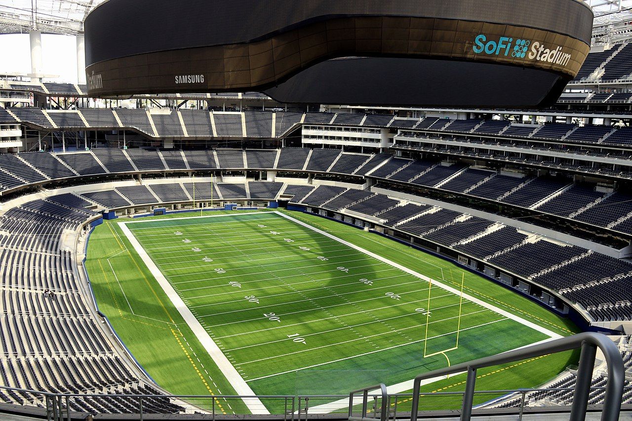 Interior do SoFi Stadium, em Inglewood, que possui um telão suspenso com mais de 80 milhões de pixels maior que o próprio campo de futebol