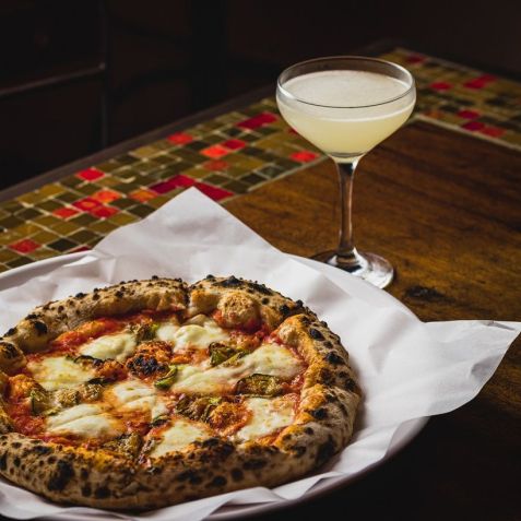 Picco tem coquetéis clássicos e autorais junto de cardápio de pizzas napolitanas; na foto, pizza zucchini e drinque Daiquiri / Tales Hidequi