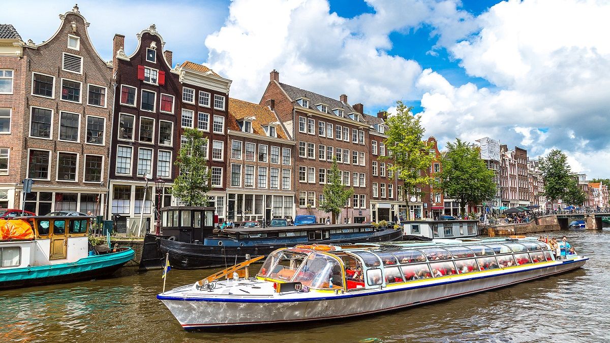 Os ciclistas certamente se sentirão em casa em Amsterdã (acima) e em outras cidades da Holanda / Sergii Figurnyi - stock.adobe.co