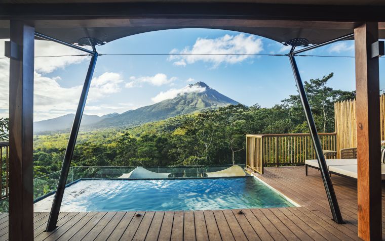 Uma das acomodações do Nayara Tented Camp, na área do Vulcão Arenal, na Costa Rica • Brice Ferre Studio