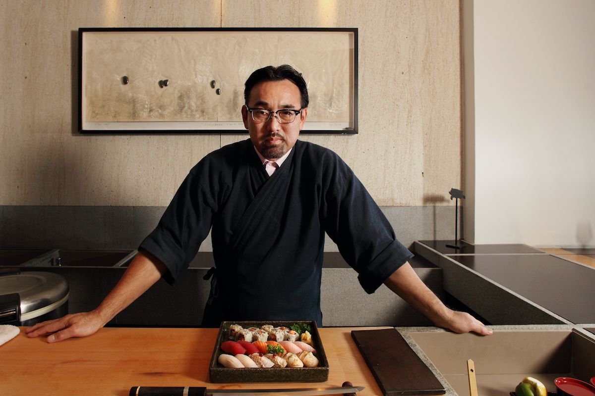 Chef Jun Sakamoto, que comanda restaurante de mesmo nome, um dos balcões mais concorridos de São Paulo • Divulgação