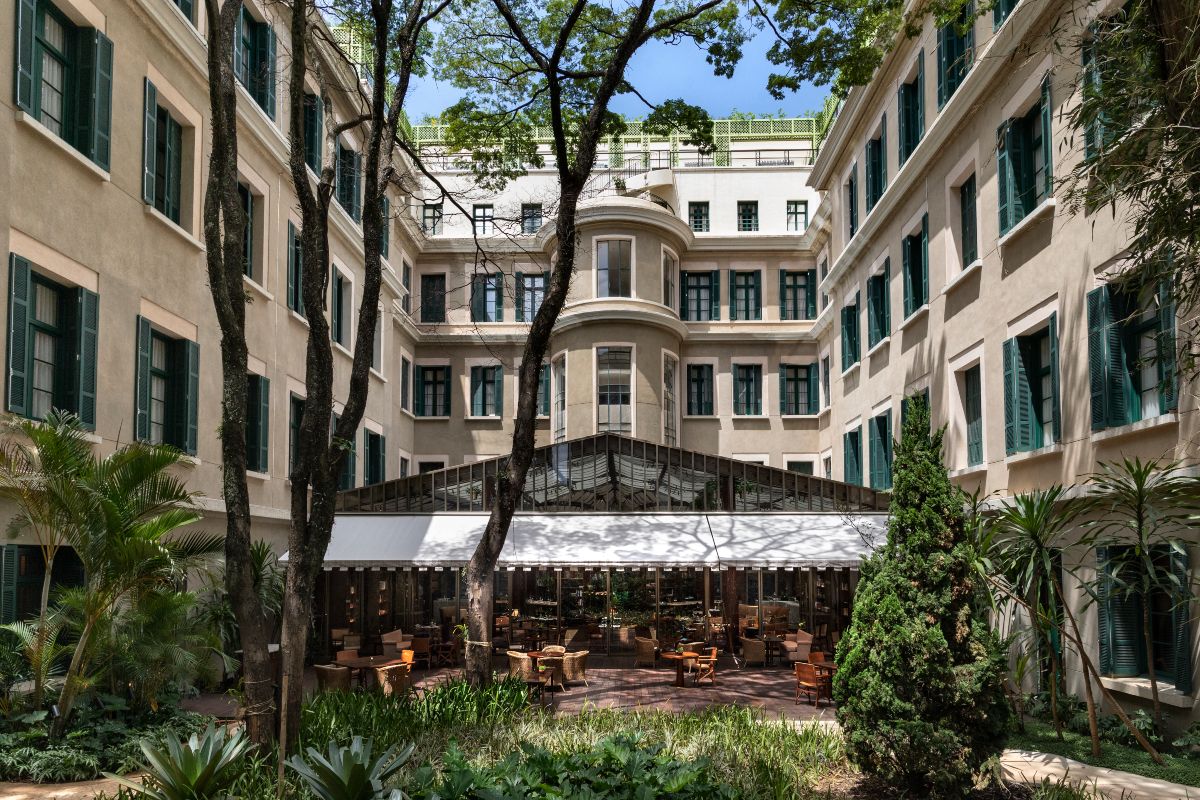 Área externa do restaurante Le Jardin, no Rosewood São Paulo, eleito um dos melhores do mundo • Divulgação