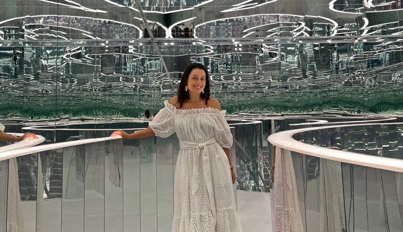 Daniela Filomeno no labirinto de espelhos da exposição imersiva do Superblue / CNN Viagem & Gastronomia