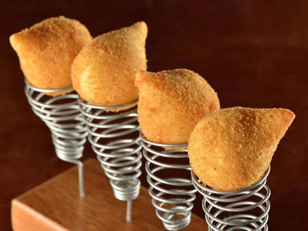 Coxinhas de galinha caipira do Bar da Dona Onça, casa da chef Janaína Torres / Mauro Holanda