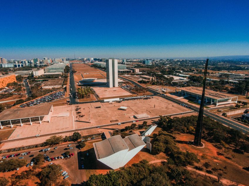 Brasília, capital do país, foi projetada segundo plano urbanístico de Lúcio Costa / Daniel Costa/Unsplash