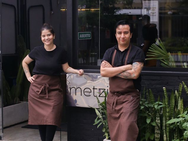 Luana Sabino e Eduardo Ortiz na frente do Metzi, premiada casa mexicana em Pinheiros / Estúdio Cumaru