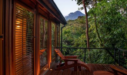 Hotel aos pés de vulcão na Costa Rica, Amor Arenal tem piscinas com águas termais