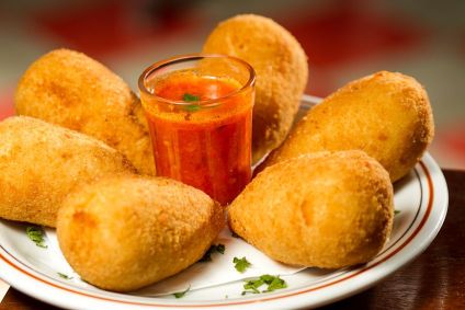 Coxinhas de frango com catupiry do Veloso Bar, na Vila Mariana