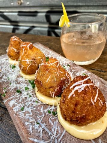 Coxinha de pastrami do Fôrno vem recheada também com creme de queijo e leva grana padano / Tina Bini