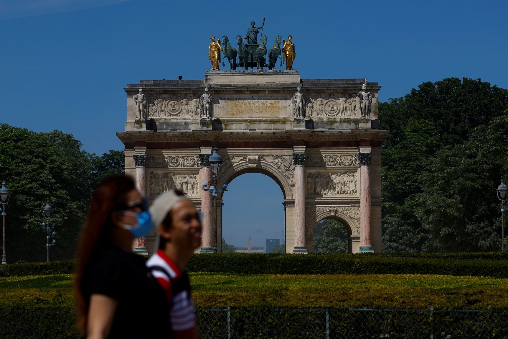Pessoas caminham perto do Arco do Triunfo, em Paris