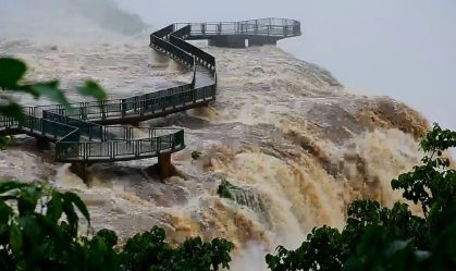 Passarela das Cataratas é interditada por causa do volume de água
