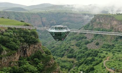Cânion na Geórgia ganha ponte de vidro de 240 metros com direito a bar suspenso