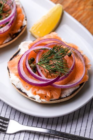 Um clássico: bagel, salmão defumado, cream cheese, tomate, cebola roxa e alcaparras do Z Deli / Amanda Francelino