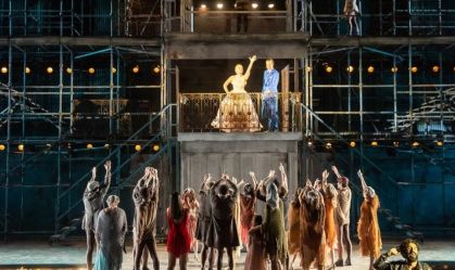 Musical “Evita” estreia em São Paulo com megaestrutura ao ar livre